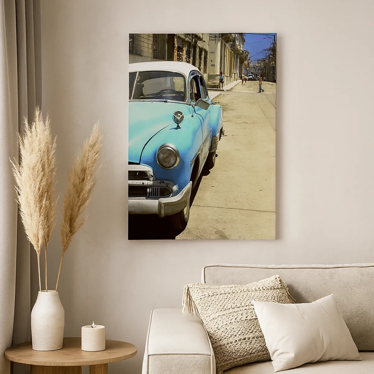 Bild auf Leinwand - Leinwandbild - Ein blauer Oldtimer auf der Straße an einem sonnigen Tag - 50x70cm - Evviva Kuba! - Moderne Wanddekoration für Wohnzimmer und Schlafzimmer ARTTOR