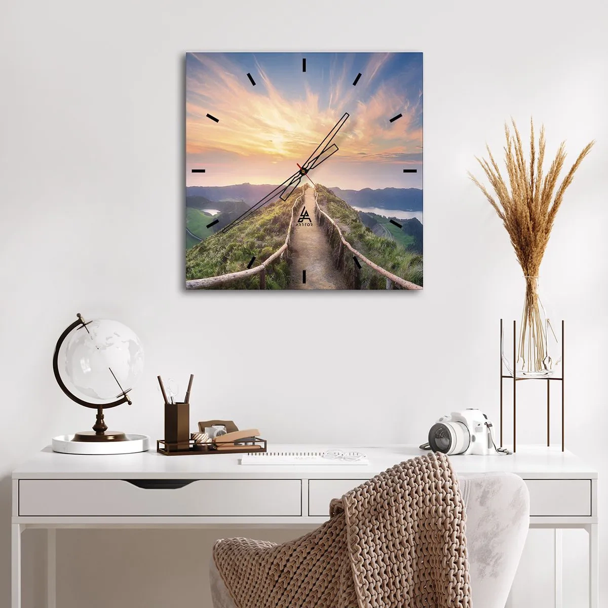 Wanduhr - Glasuhr - Ein malerischer Weg auf einem Hügel mit Blick auf den Sonnenuntergang - 30x30cm - Nah am Himmel - Moderne Wanddekoration für Wohnzimmer und Schlafzimmer ARTTOR