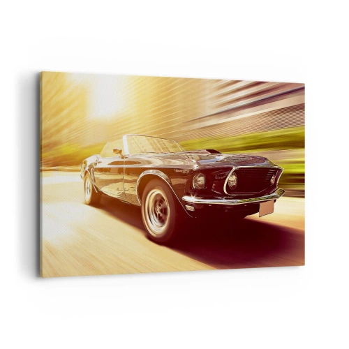 Bild auf Leinwand - Leinwandbild - Ein Oldtimer in Bewegung vor urbaner Kulisse - 120x80cm - 1967 - die Legende kehrt zurück - Moderne Wanddekoration für Wohnzimmer und Schlafzimmer ARTTOR