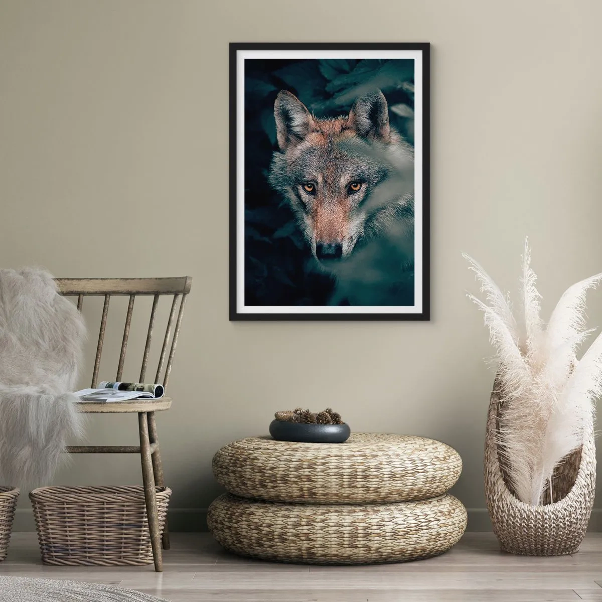 Poster in einem schwarzem Rahmen - Porträt eines Wolfes in einer geheimnisvollen Waldkulisse - 50x70cm - Jäger - Moderne Wanddekoration für Wohnzimmer und Schlafzimmer ARTTOR