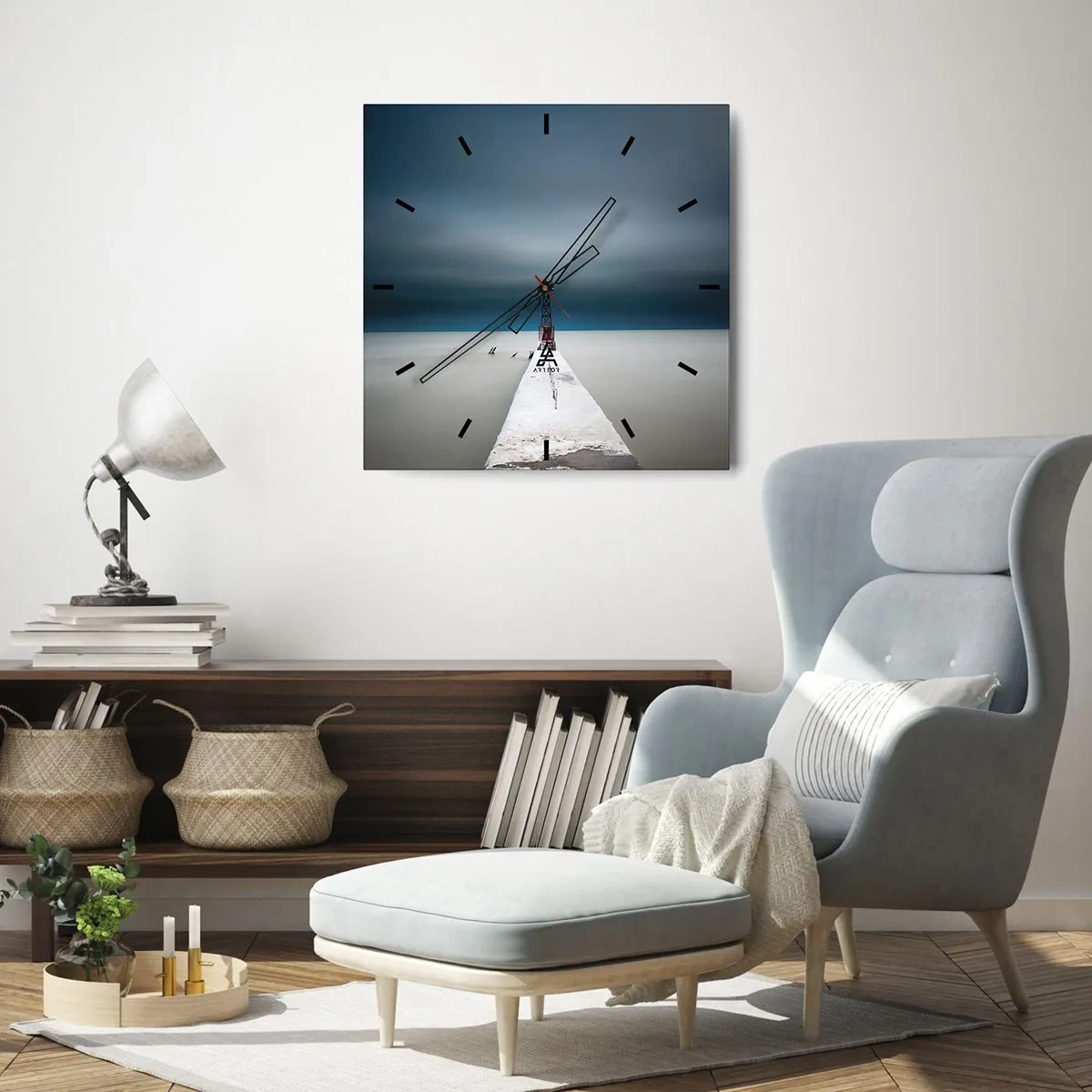 Wanduhr - Glasuhr - Ein Leuchtturm am Ende eines Betonpfeilers in einer kargen Landschaft - 30x30cm - Um der Weite zu begegnen - Moderne Wanddekoration für Wohnzimmer und Schlafzimmer ARTTOR