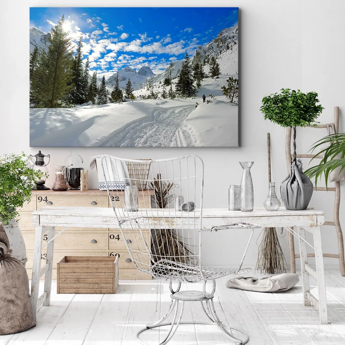 Bild auf Leinwand - Leinwandbild - Winterliche Berglandschaft mit Wald und Weg im Schnee - 120x80cm - Im Schnee und in der Sonne - Moderne Wanddekoration für Wohnzimmer und Schlafzimmer ARTTOR