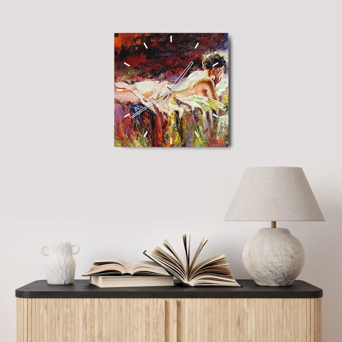 Wanduhr - Glasuhr - Eine Frau liegt auf einem Bett vor einem Hintergrund aus abstrakten Farben. - 30x30cm - Venus in Gedanken - Moderne Wanddekoration für Wohnzimmer und Schlafzimmer ARTTOR