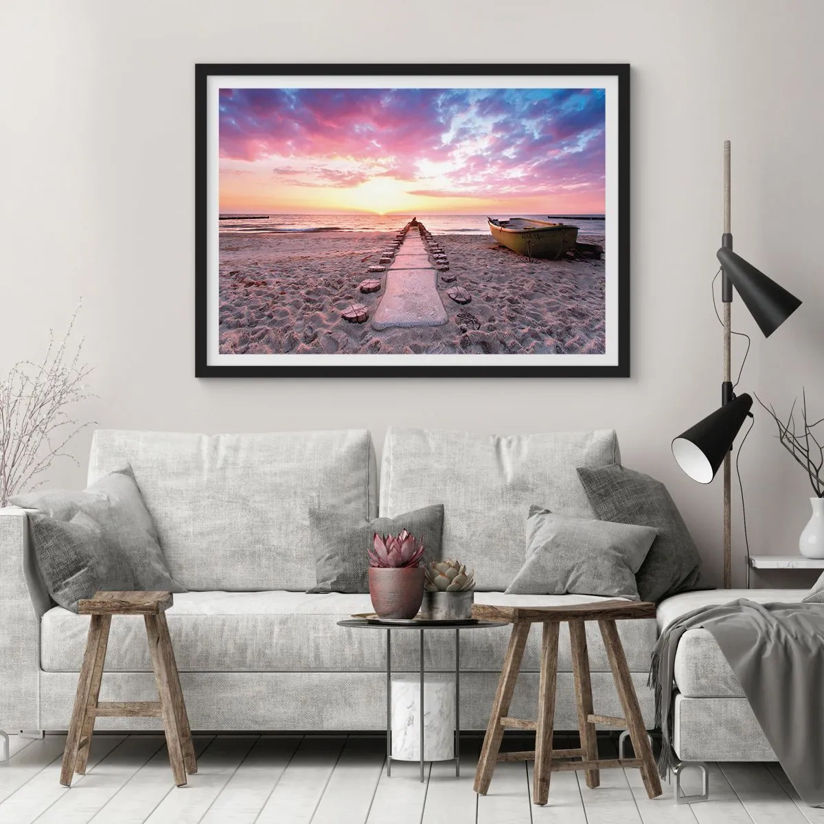 Poster in einem schwarzem Rahmen - Sunrise Beach mit Boot und Pier - 70x50cm - Ein Moment tiefer Erfahrung - Moderne Wanddekoration für Wohnzimmer und Schlafzimmer ARTTOR