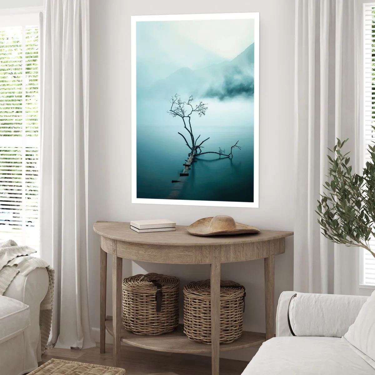 Poster - Ein Foto eines einsamen Baumes, der aus dem Wasser wächst, umgeben von Nebel und Bergen. - 50x70cm - Aus Wasser und Nebel - Moderne Wanddekoration für Wohnzimmer und Schlafzimmer ARTTOR