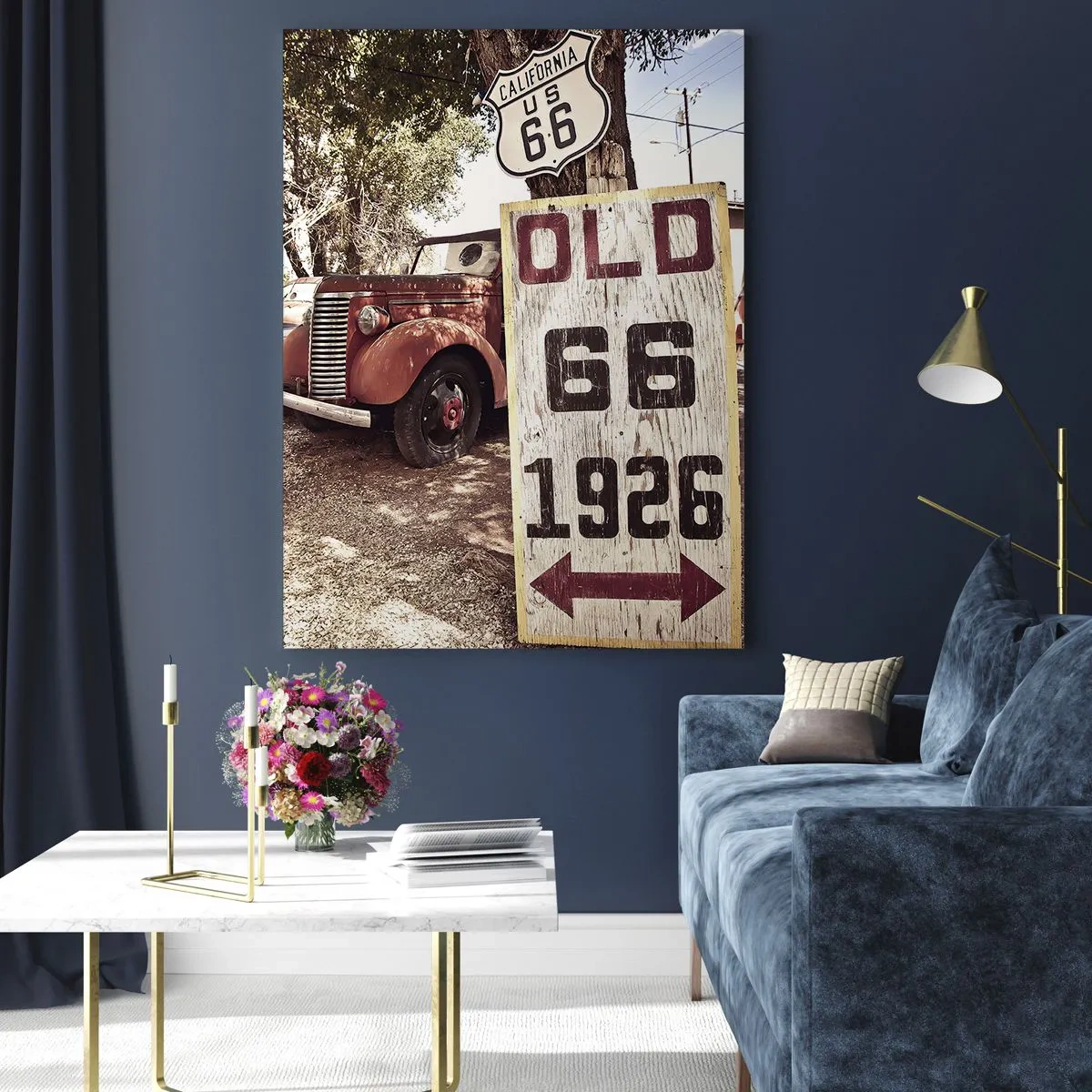 Glasbild - Bild auf glas - Retro-Auto und Route 66-Schild in rustikalem Ambiente - 70x100cm - Die Legende der amerikanischen Provinz - Moderne Wanddekoration für Wohnzimmer und Schlafzimmer ARTTOR
