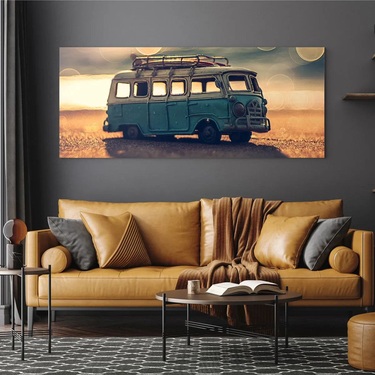 Glasbild - Bild auf glas - Retro-Bus gegen verschwommenes Licht - 120x50cm - Das Ende der Idole: Geld und Arbeit - Moderne Wanddekoration für Wohnzimmer und Schlafzimmer ARTTOR