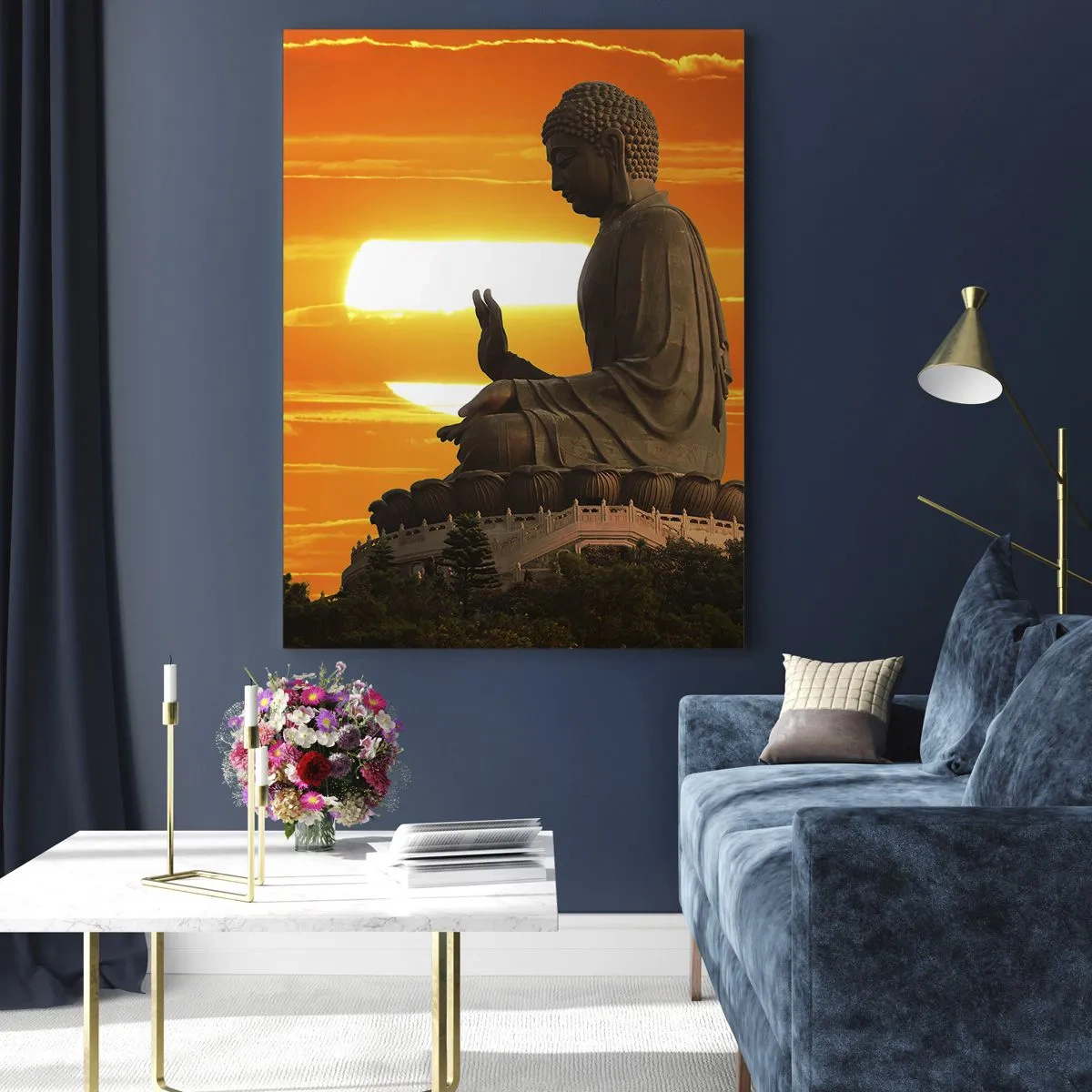 Glasbild - Bild auf glas - Eine buddhistische Statue vor dem Hintergrund eines orangefarbenen Sonnenuntergangs - 80x120cm - Keine Angst vor der Welt - Moderne Wanddekoration für Wohnzimmer und Schlafzimmer ARTTOR