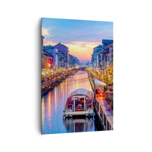 Bild auf Leinwand - Leinwandbild - Ein Kanal mit Beleuchtung, umgeben von farbenfrohen Gebäuden - 70x100cm - Ein Abend voller Licht und Spaß - Moderne Wanddekoration für Wohnzimmer und Schlafzimmer ARTTOR