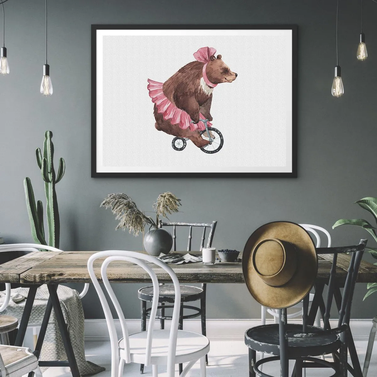 Poster in einem schwarzem Rahmen - Ein Teddybär im rosa Rock auf einem Fahrrad im Retro-Stil - 70x50cm - Was für ein Affentheater! - Moderne Wanddekoration für Wohnzimmer und Schlafzimmer ARTTOR