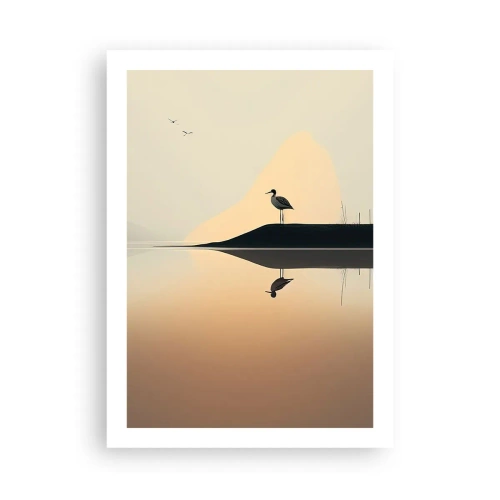 Poster - Ein Storch steht am Ufer eines Sees mit seiner Spiegelung im Wasser - 50x70cm - Herr am See - Moderne Wanddekoration für Wohnzimmer und Schlafzimmer ARTTOR