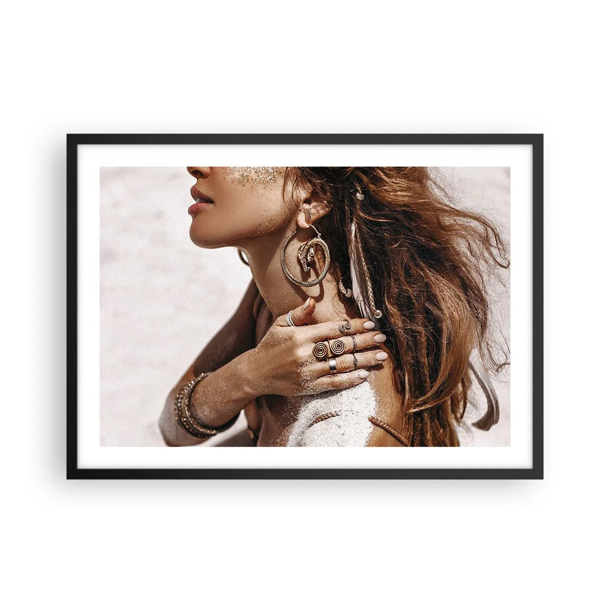 Poster in einem schwarzem Rahmen - Stilvolle Frau mit Schmuck vor hellem Sandhintergrund - 70x50cm - Königin des wilden Strandes - Moderne Wanddekoration für Wohnzimmer und Schlafzimmer ARTTOR