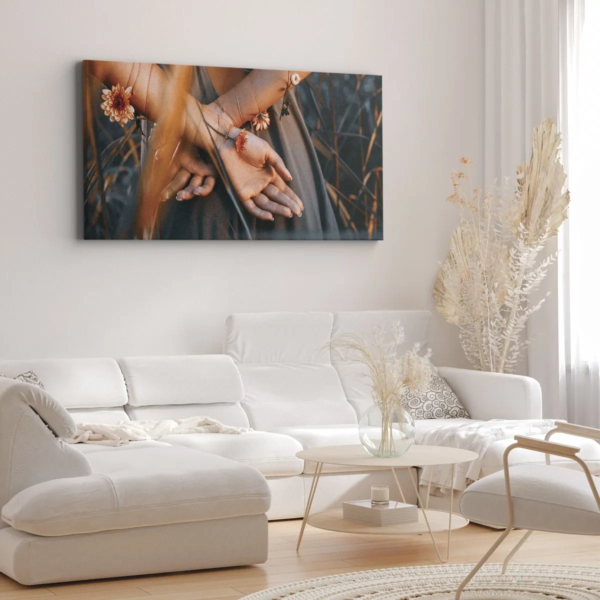 Bild auf Leinwand - Leinwandbild - Sinnliche Hände mit Blumen in einer natürlichen Umgebung - 140x50cm - Verbunden mit der Natur - Moderne Wanddekoration für Wohnzimmer und Schlafzimmer ARTTOR
