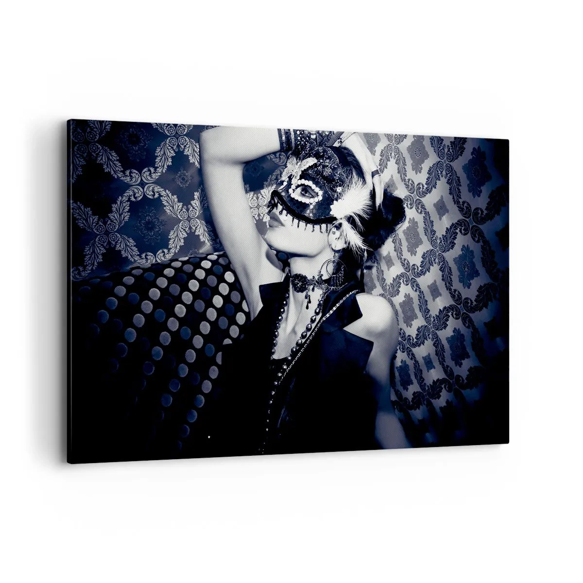 Bild auf Leinwand - Leinwandbild - Eine Frau mit einer venezianischen Maske vor einem Hintergrund aus kunstvollen Mustern. - 120x80cm - Dekorationen, Ornamente, Muster ... - Moderne Wanddekoration für Wohnzimmer und Schlafzimmer ARTTOR