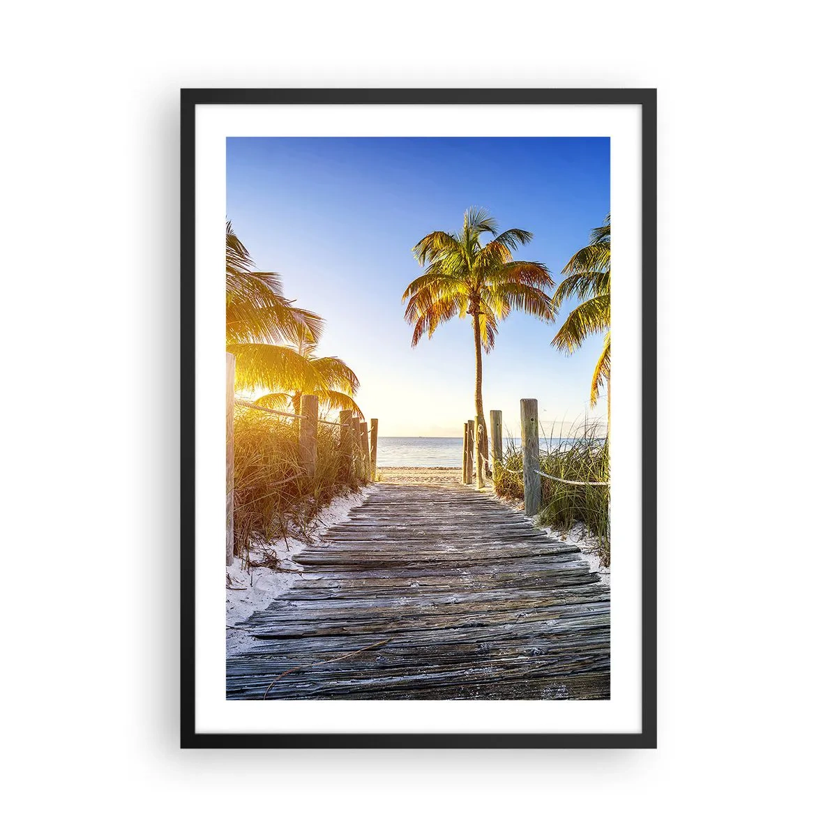 Poster in einem schwarzem Rahmen - Holzweg zum Strand mit Palmen im Sonnenlicht - 50x70cm - Direkt ins Paradies - Moderne Wanddekoration für Wohnzimmer und Schlafzimmer ARTTOR