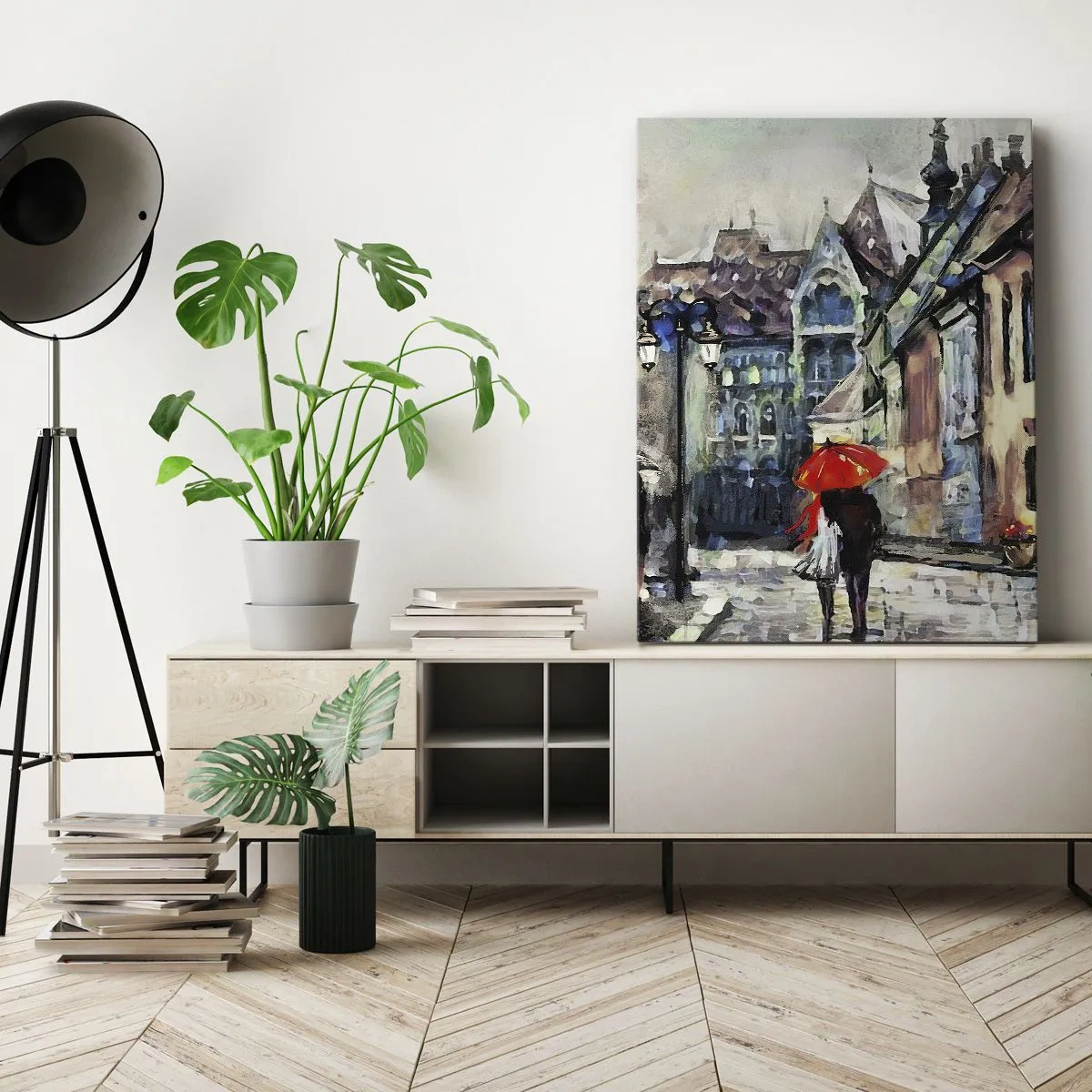 Bild auf Leinwand - Leinwandbild - Eine charmante Stadtstraße mit einem Paar unter einem roten Regenschirm - 50x70cm - Regen für Zwei - Moderne Wanddekoration für Wohnzimmer und Schlafzimmer ARTTOR