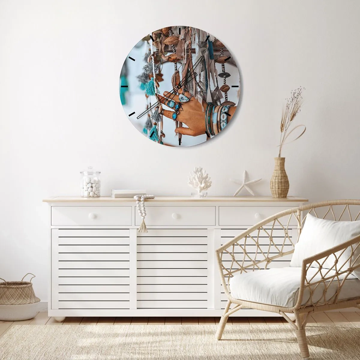 Wanduhr - Glasuhr - Eine mit Schmuck verzierte Hand inmitten von Boho-Kunsthandwerk - 30x30cm - Lokale Schätze - Moderne Wanddekoration für Wohnzimmer, Küche und Schlafzimmer ARTTOR