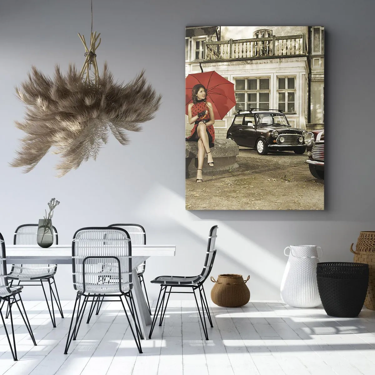 Bild auf Leinwand - Leinwandbild - Frau mit rotem Regenschirm bei Oldtimern - 50x70cm - Eine sentimentale Minireise - Moderne Wanddekoration für Wohnzimmer und Schlafzimmer ARTTOR