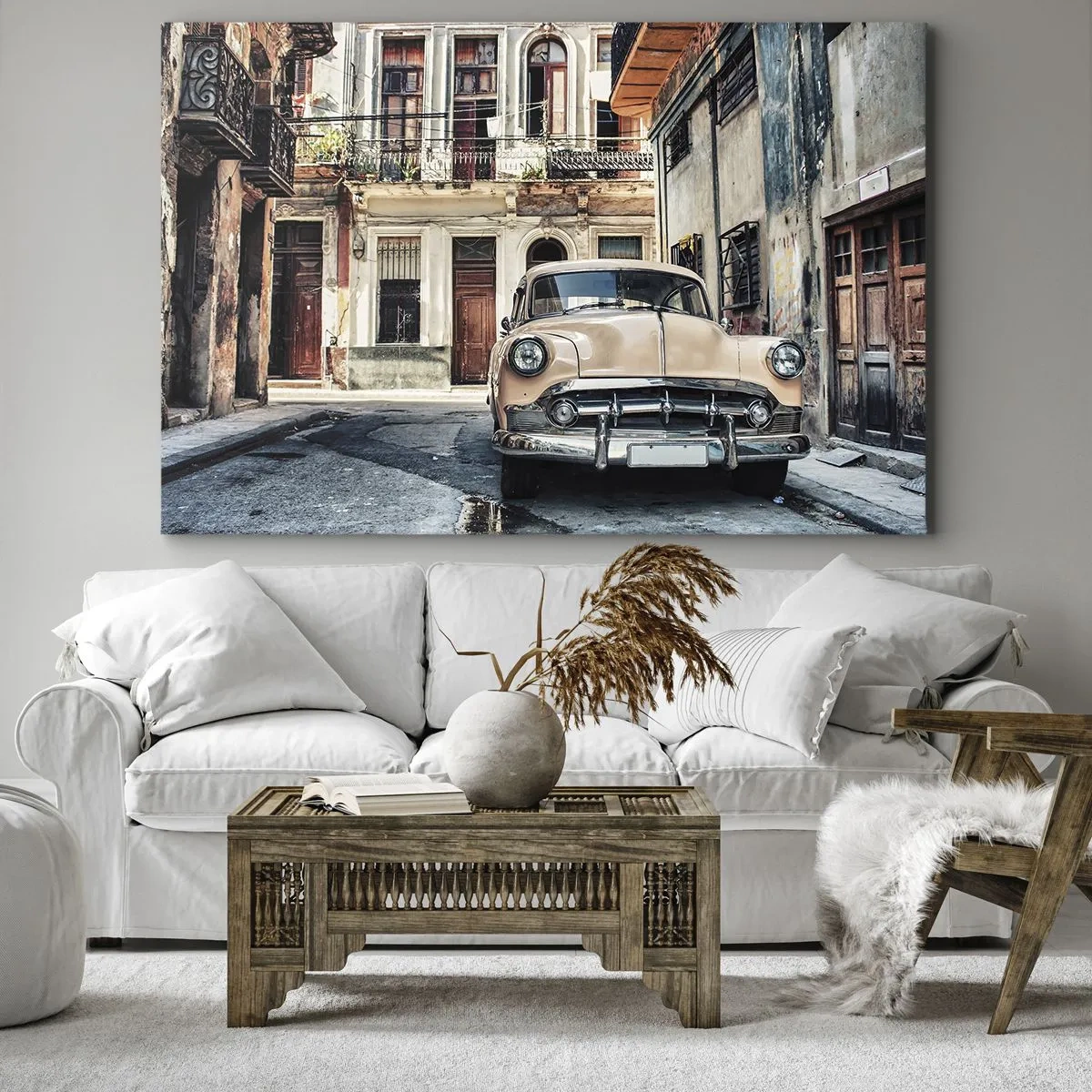 Bild auf Leinwand - Leinwandbild - Ein Oldtimer vor der Kulisse urbaner Architektur - 120x80cm - Die Siesta in Havanna - Moderne Wanddekoration für Wohnzimmer und Schlafzimmer ARTTOR