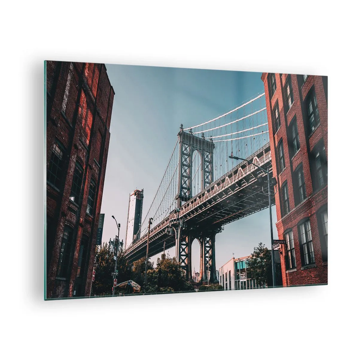 Glasbild - Bild auf glas - Eine Hängebrücke zwischen Backsteingebäuden in einer städtischen Umgebung - 70x50cm - Über den Wellen der Stadt - Moderne Wanddekoration für Wohnzimmer und Schlafzimmer ARTTOR