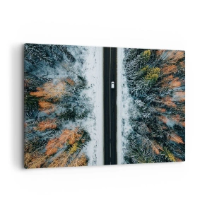 Bild auf Leinwand - Leinwandbild - Eine Straße durch einen Winterwald aus der Vogelperspektive gesehen - 100x70cm - Schnitt durch den Winterwald - Moderne Wanddekoration für Wohnzimmer und Schlafzimmer ARTTOR