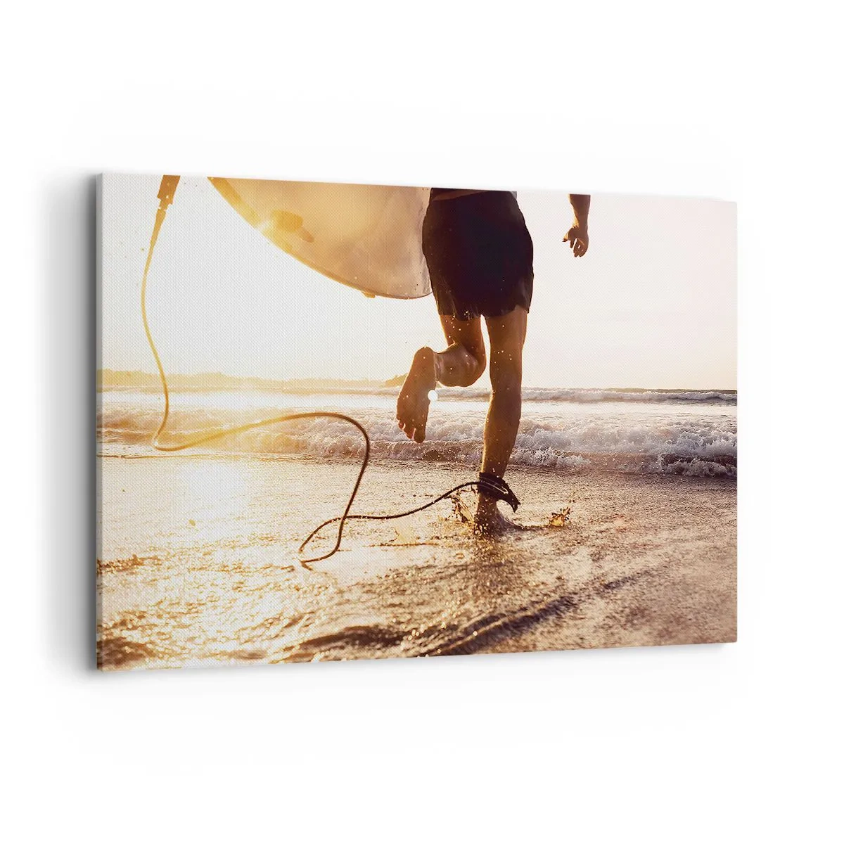 Bild auf Leinwand - Leinwandbild - Ein Surfer läuft mit seinem Brett in der Sonne am Strand entlang. - 120x80cm - Um die Welle zu treffen - Moderne Wanddekoration für Wohnzimmer und Schlafzimmer ARTTOR