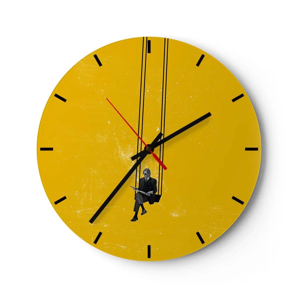 Wanduhr - Glasuhr - Ein Mann im Anzug liest auf einer Schaukel vor gelbem Hintergrund. - 30x30cm - Tag wie jeder andere - Moderne Wanddekoration für Wohnzimmer, Küche und Schlafzimmer ARTTOR