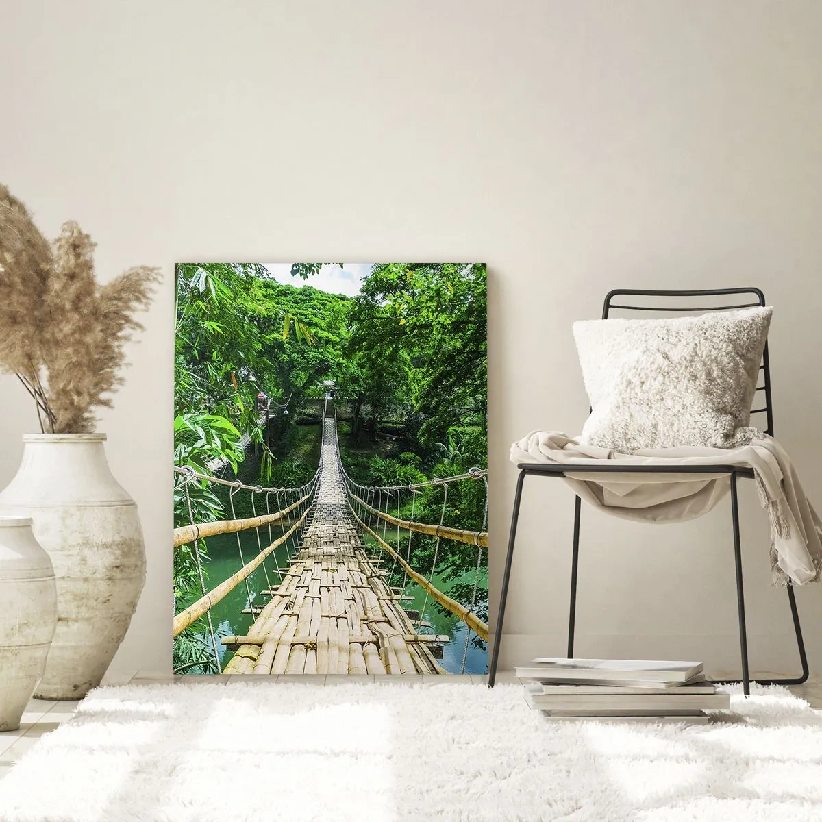 Glasbild - Bild auf glas - Eine hängende Bambusbrücke inmitten tropischer Vegetation über einem Fluss - 50x70cm - Monkey Bridge über das Grün - Moderne Wanddekoration für Wohnzimmer und Schlafzimmer ARTTOR