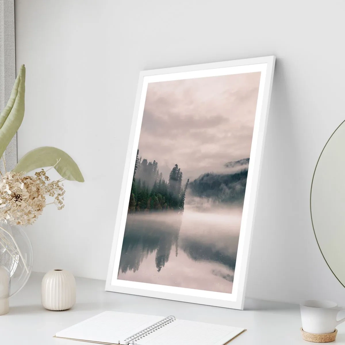 Poster in einem weißen Rahmen - In Reflexion, im Nebel - 61x91 cm