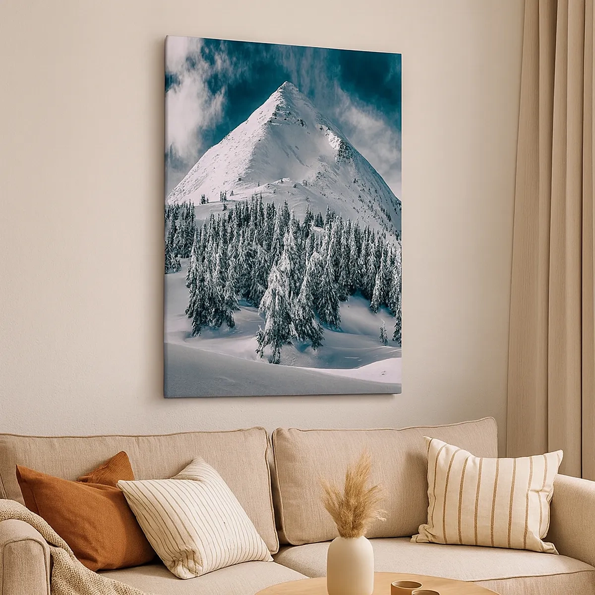 Bild auf Leinwand - Leinwandbild - Ein schneebedeckter Berggipfel, umgeben von einem Winterwald - 50x70cm - Das Land aus Schnee und Eis - Moderne Wanddekoration für Wohnzimmer und Schlafzimmer ARTTOR