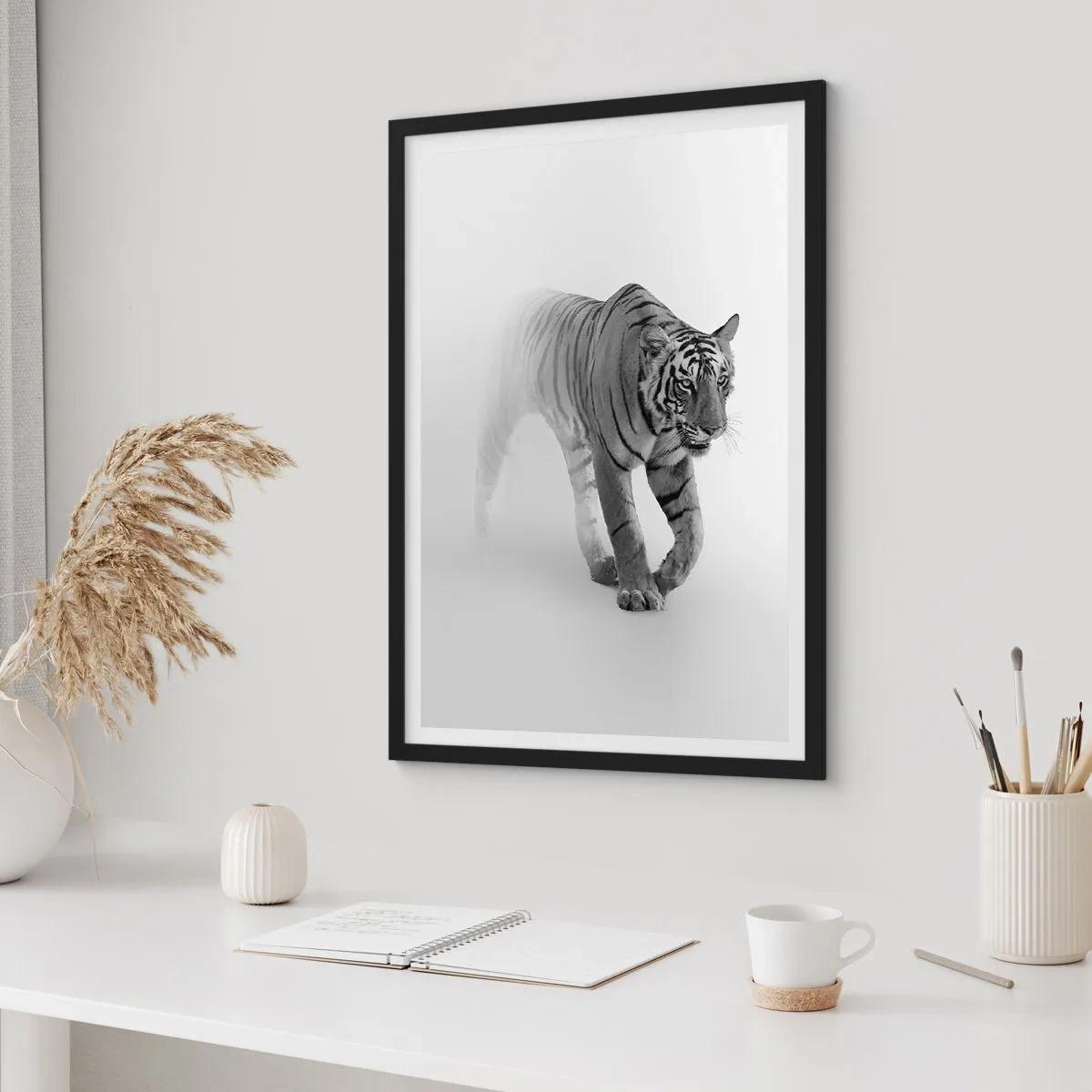 Poster in einem schwarzem Rahmen - Ein schwarz-weißer Tiger taucht aus dem Nebel auf - 50x70cm - Im Nebel gelauert - Moderne Wanddekoration für Wohnzimmer und Schlafzimmer ARTTOR