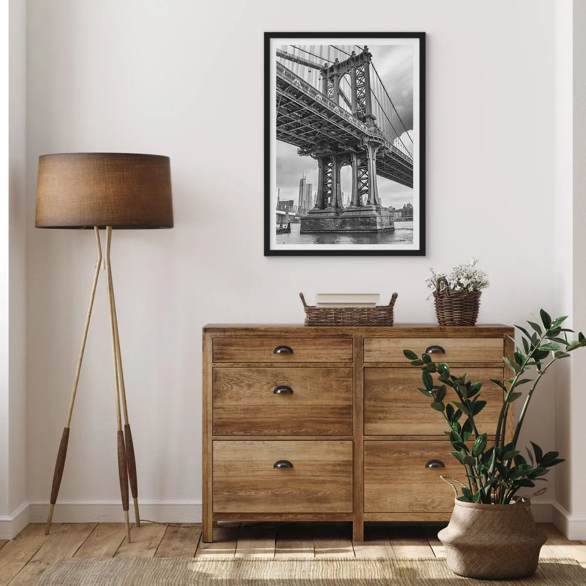 Poster in einem schwarzem Rahmen - Eine Brücke in Schwarz-Weiß vor dem Hintergrund einer Stadtlandschaft - 50x70cm - Ins Herz der Stadt - Moderne Wanddekoration für Wohnzimmer und Schlafzimmer ARTTOR