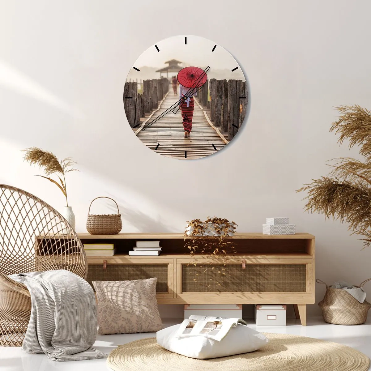 Wanduhr - Glasuhr - Eine Frau mit einem roten Regenschirm auf einer Holzbrücke - 30x30cm - Auf der alten Brücke - Moderne Wanddekoration für Wohnzimmer, Küche und Schlafzimmer ARTTOR