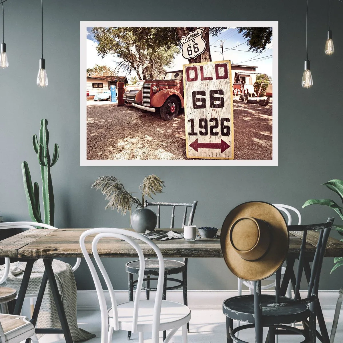 Poster - Retro-Auto und Route 66-Schild in rustikalem Ambiente - 100x70cm - Die Legende der amerikanischen Provinz - Moderne Wanddekoration für Wohnzimmer und Schlafzimmer ARTTOR