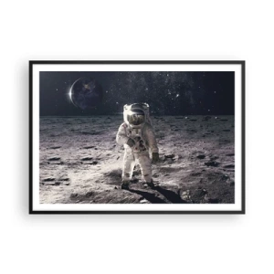 Poster in einem schwarzem Rahmen - Astronaut auf der Mondoberfläche mit der Erde im Hintergrund - 100x70cm - Grüße vom Mond - Moderne Wanddekoration für Wohnzimmer und Schlafzimmer ARTTOR