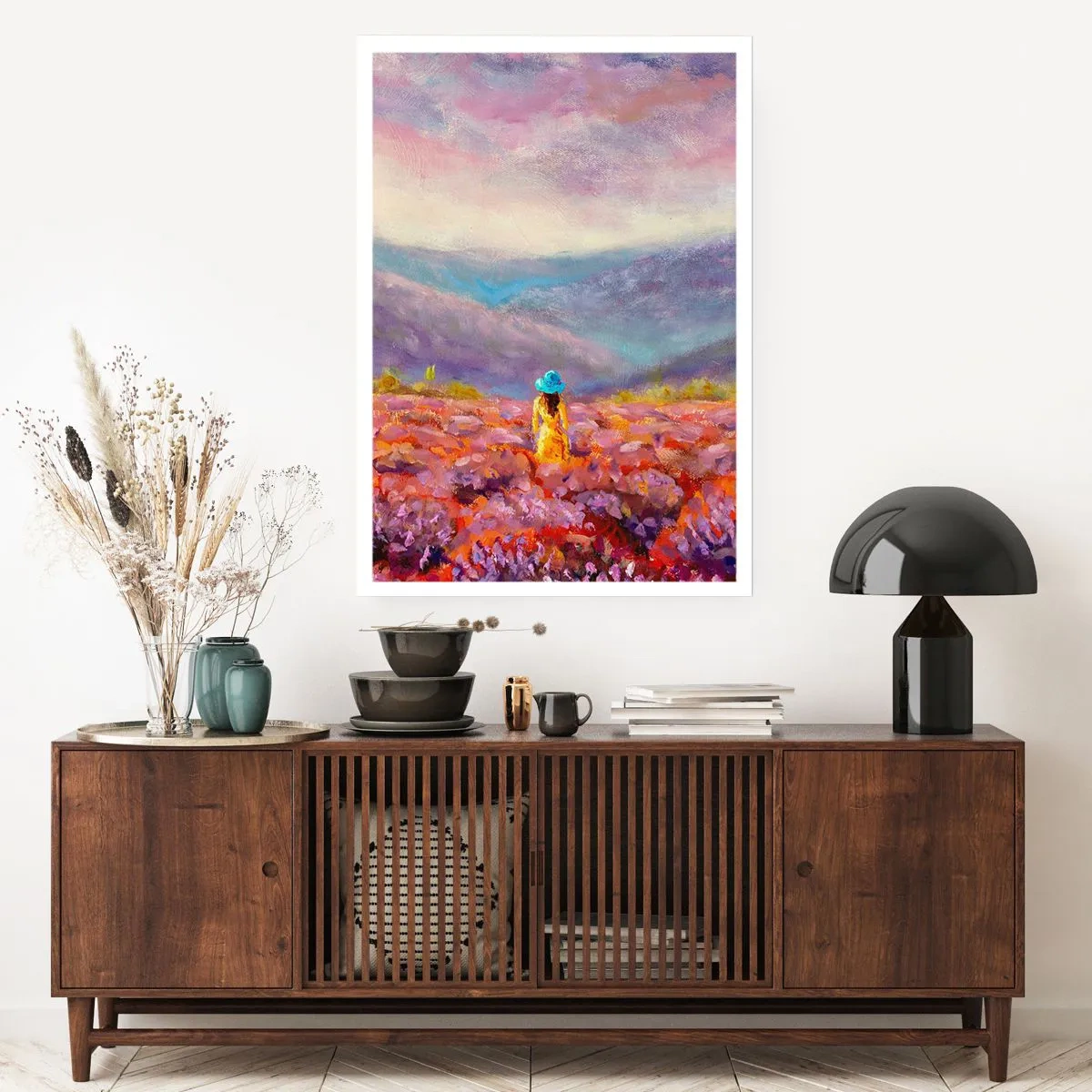 Poster - Ein Lavendelfeld mit einer Frau mit Hut vor einer Bergkulisse. - 50x70cm - In einer Lavendelwelt - Moderne Wanddekoration für Wohnzimmer und Schlafzimmer ARTTOR