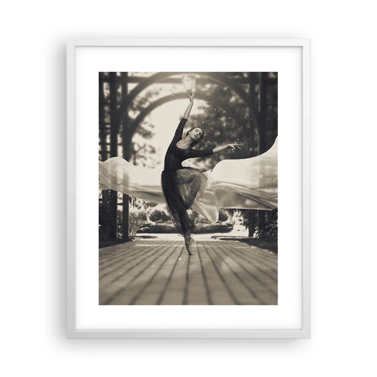 Poster in einem weißen Rahmen - Der Tanz des Gartengeistes - 40x50 cm