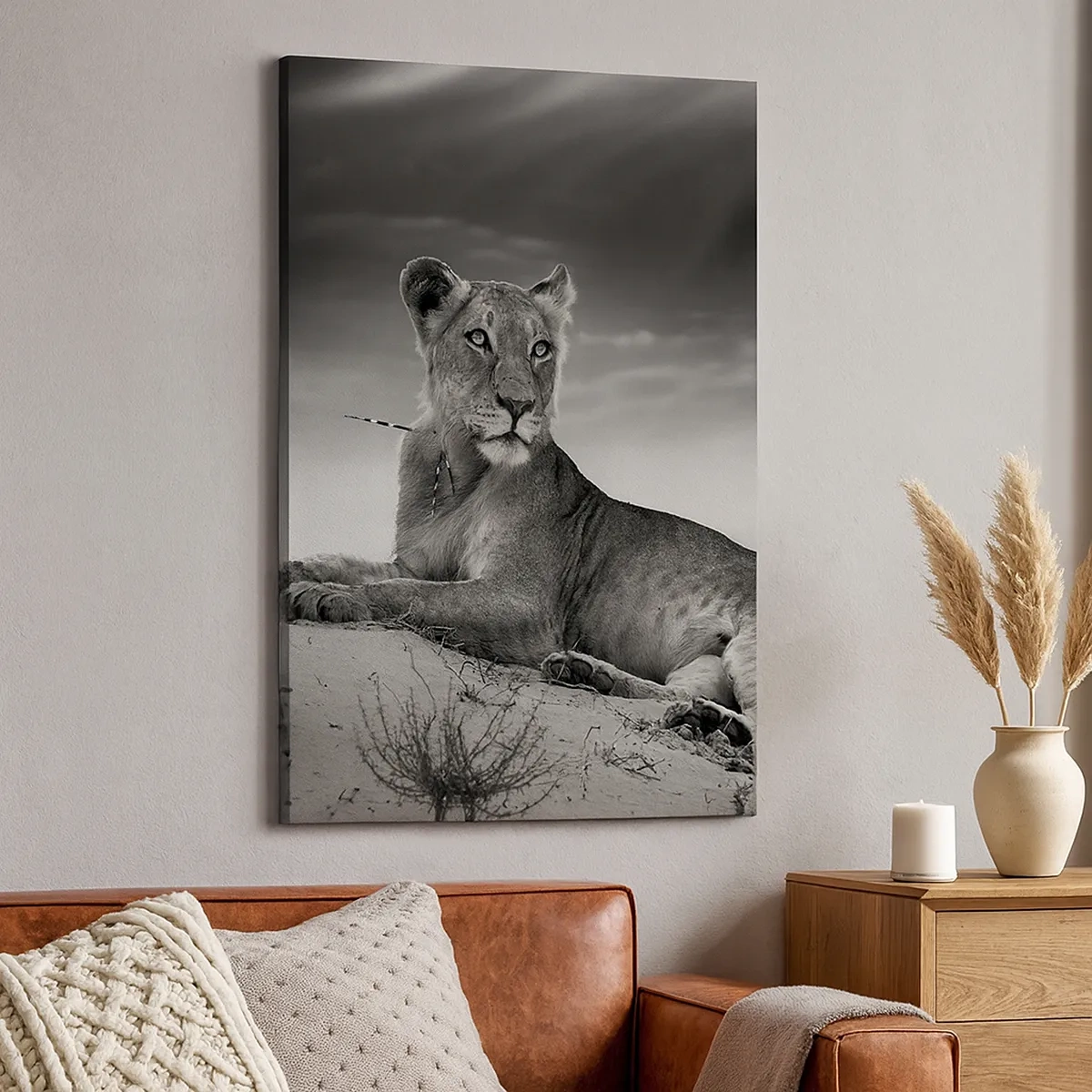 Bild auf Leinwand - Leinwandbild - Schwarz-Weiß-Porträt einer Löwin in der Savanne - 50x70cm - Die Königin der Wüstenruhe - Moderne Wanddekoration für Wohnzimmer und Schlafzimmer ARTTOR