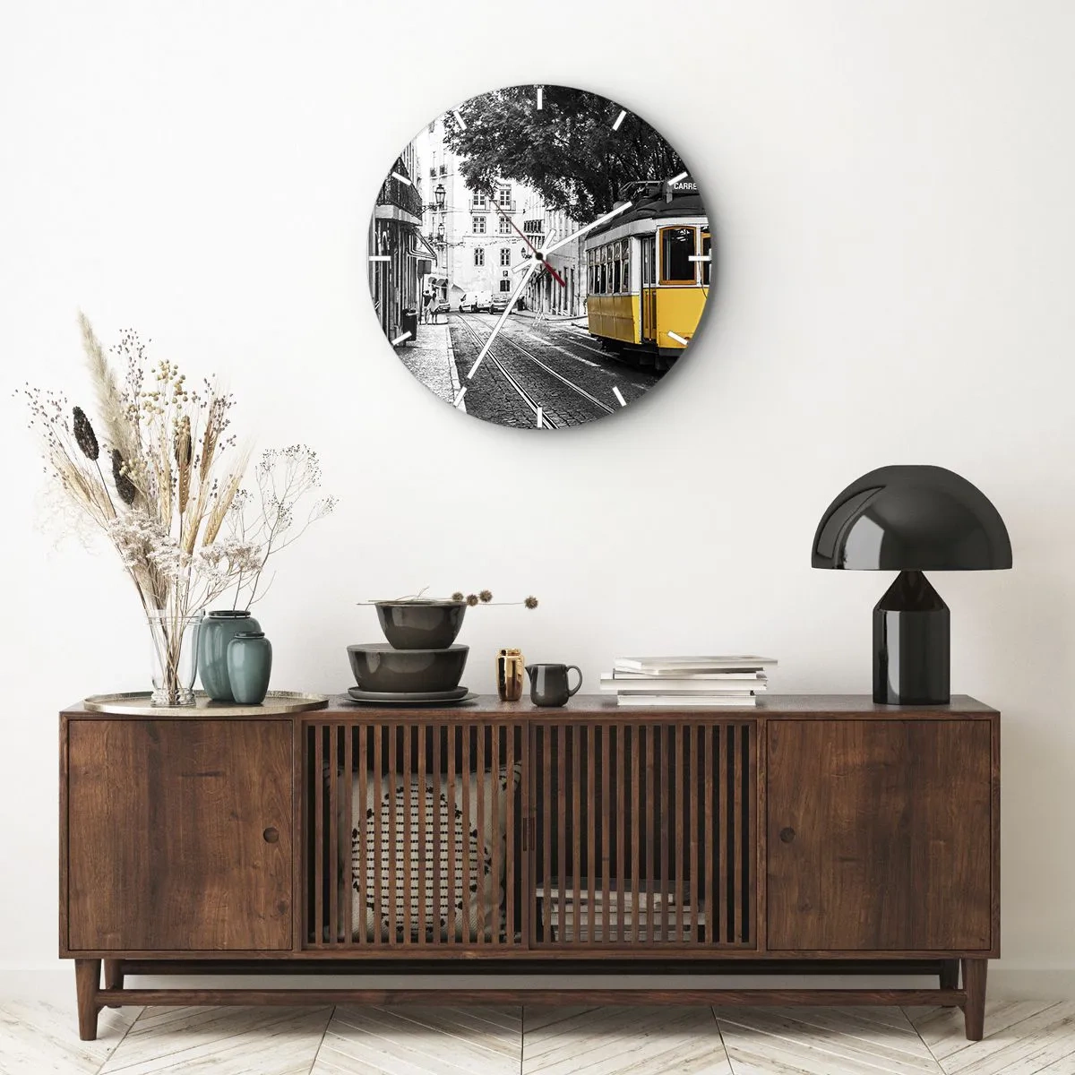 Wanduhr - Glasuhr - Eine gelbe Straßenbahn auf einer schwarz-weißen Straße in einem historischen Viertel - 30x30cm - Und Fado im Hintergrund - Moderne Wanddekoration für Wohnzimmer, Küche und Schlafzimmer ARTTOR