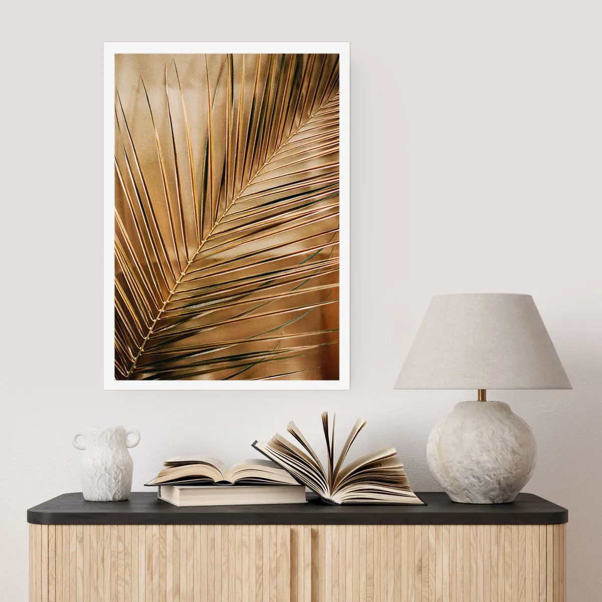 Poster - Goldenes Palmblatt auf elegantem Hintergrund - 50x70cm - Natürliche Kolonnade - Moderne Wanddekoration für Wohnzimmer und Schlafzimmer ARTTOR