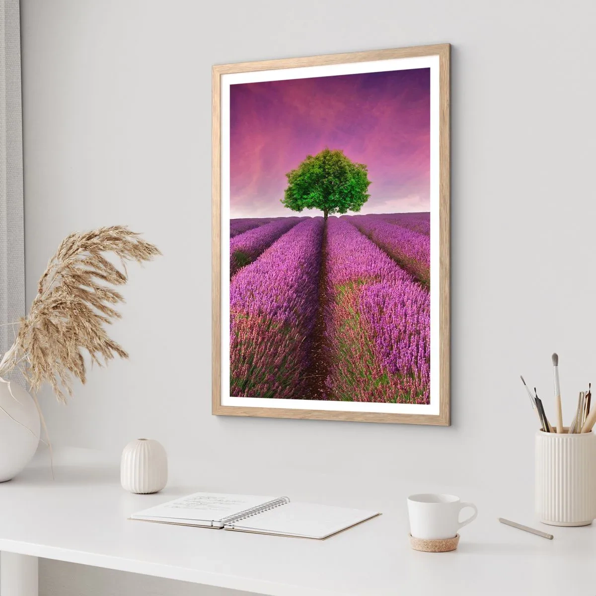 Poster in einem Rahmen aus heller Eiche - Auf Lavendelfeldern - 70x100 cm