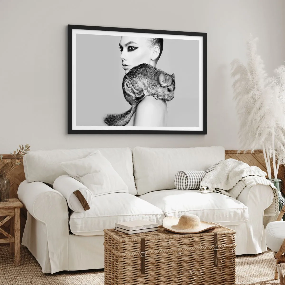 Poster in einem schwarzem Rahmen - Stilisierte Frau mit einem Chinchilla in einer eleganten Schwarz-Weiß-Komposition - 70x50cm - Dame mit einem Chinchilla - Moderne Wanddekoration für Wohnzimmer und Schlafzimmer ARTTOR