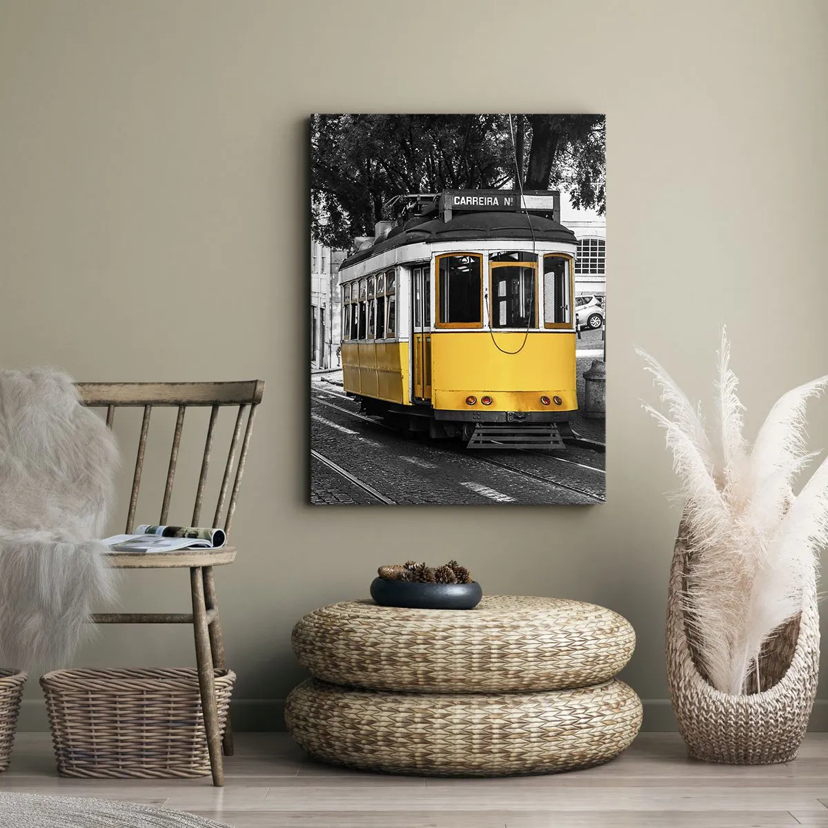 Bild auf Leinwand - Leinwandbild - Eine gelbe Straßenbahn vor dem Hintergrund einer schwarz-weißen Straße - 80x120cm - Und Fado im Hintergrund - Moderne Wanddekoration für Wohnzimmer und Schlafzimmer ARTTOR