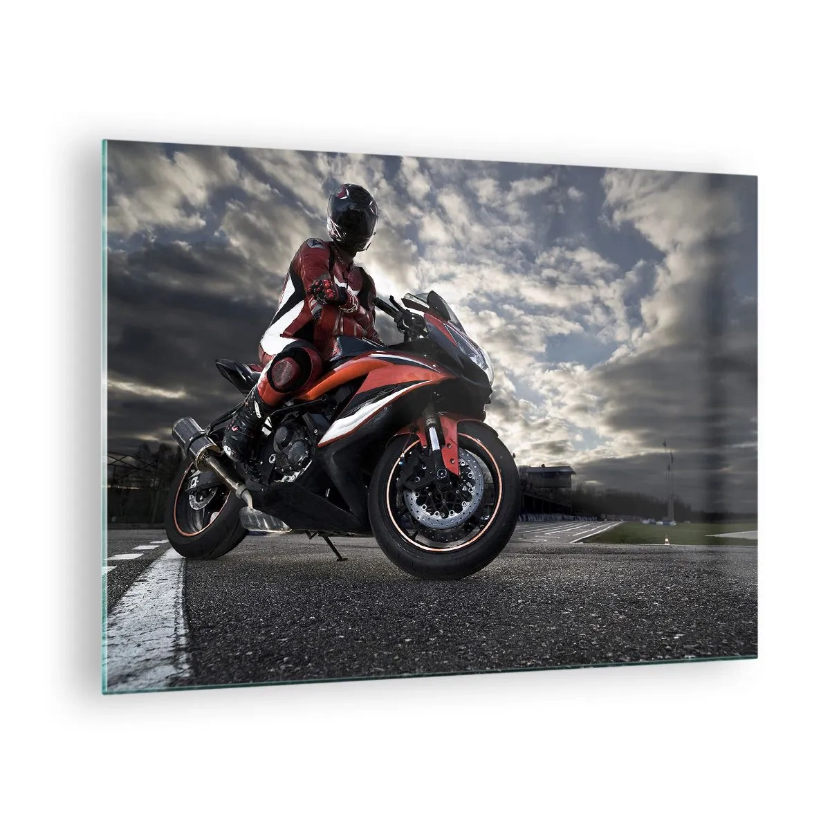 Glasbild - Bild auf glas - Ein Motorradfahrer auf einer Rennstrecke unter stürmischem Himmel - 70x50cm - Dunkler Reiter - Moderne Wanddekoration für Wohnzimmer und Schlafzimmer ARTTOR