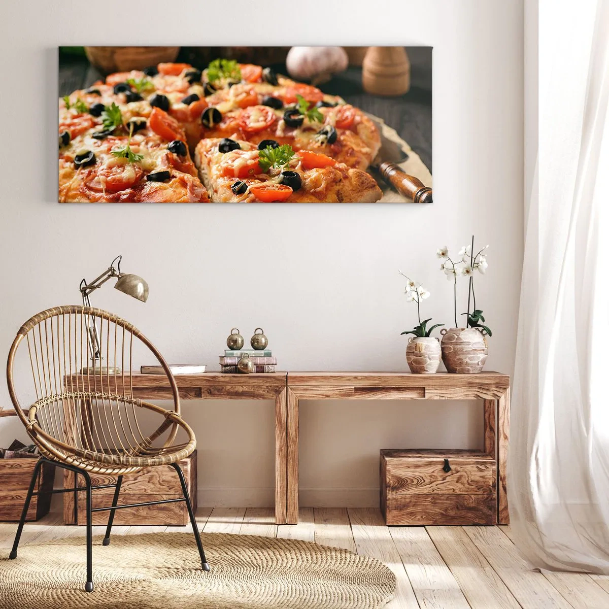 Bild auf Leinwand - Leinwandbild - Pizza mit Tomaten, Oliven und frischen Kräutern auf dem Tisch - 160x50cm - Du bist schon wieder davongekommen - Moderne Wanddekoration für Wohnzimmer und Schlafzimmer ARTTOR