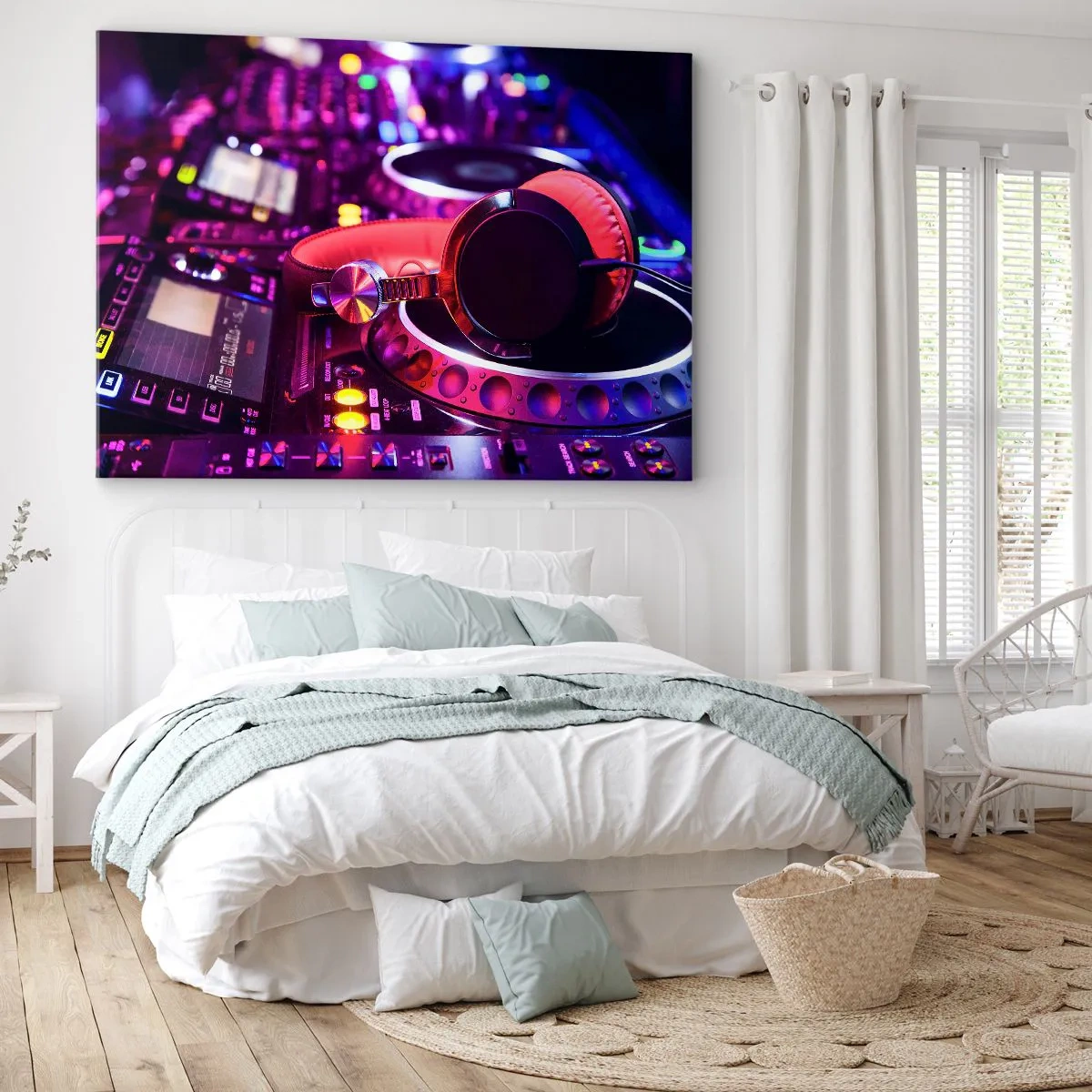 Bild auf Leinwand - Leinwandbild - DJ-Kopfhörer auf einer Konsole mit Neonbeleuchtung - 120x80cm - Bevor der Spaß beginnt - Moderne Wanddekoration für Wohnzimmer und Schlafzimmer ARTTOR
