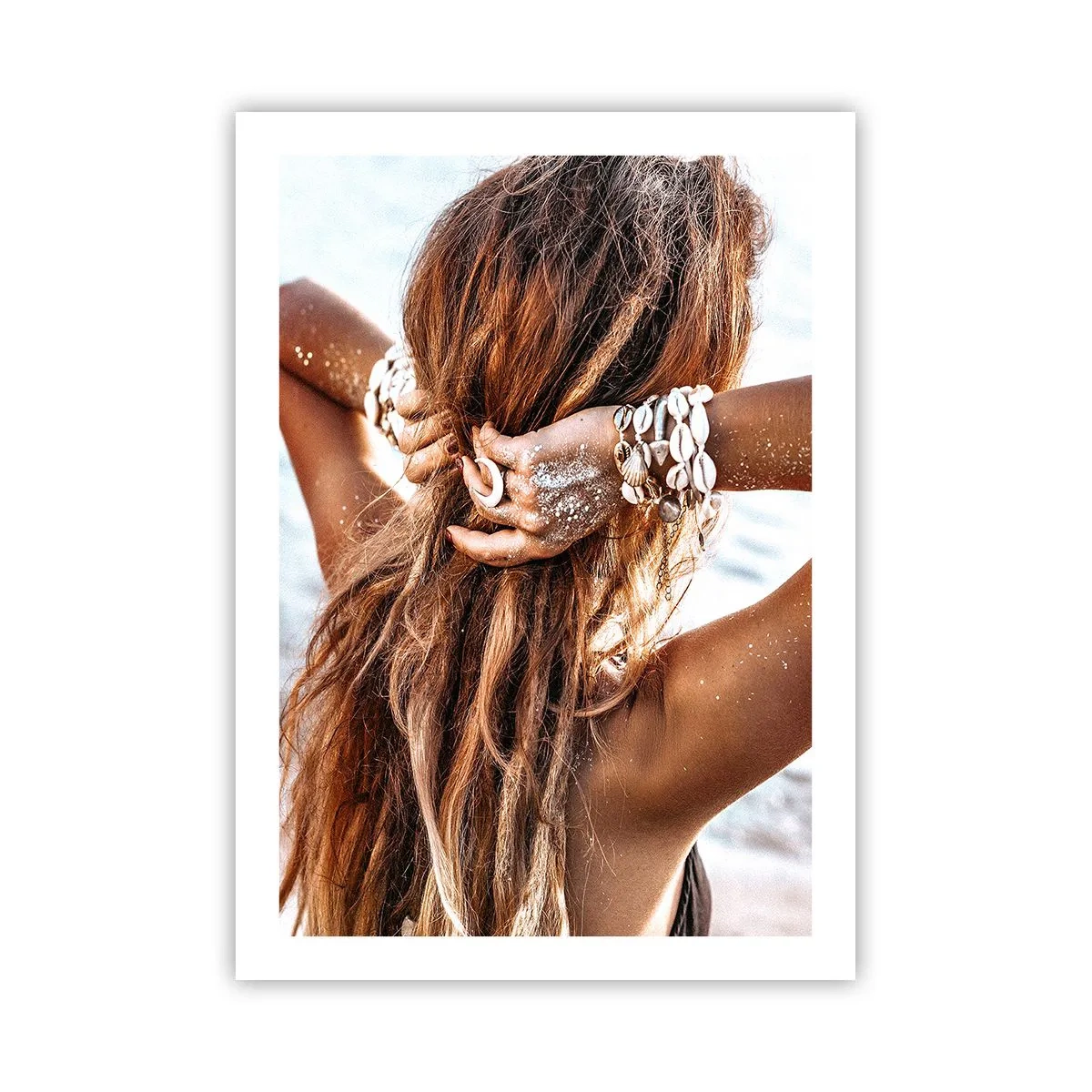 Poster - Eine Frau mit langen, mit Muscheln geschmückten Haaren am Meer - 50x70cm - Eine Schwester von Wasser und Sonne - Moderne Wanddekoration für Wohnzimmer und Schlafzimmer ARTTOR