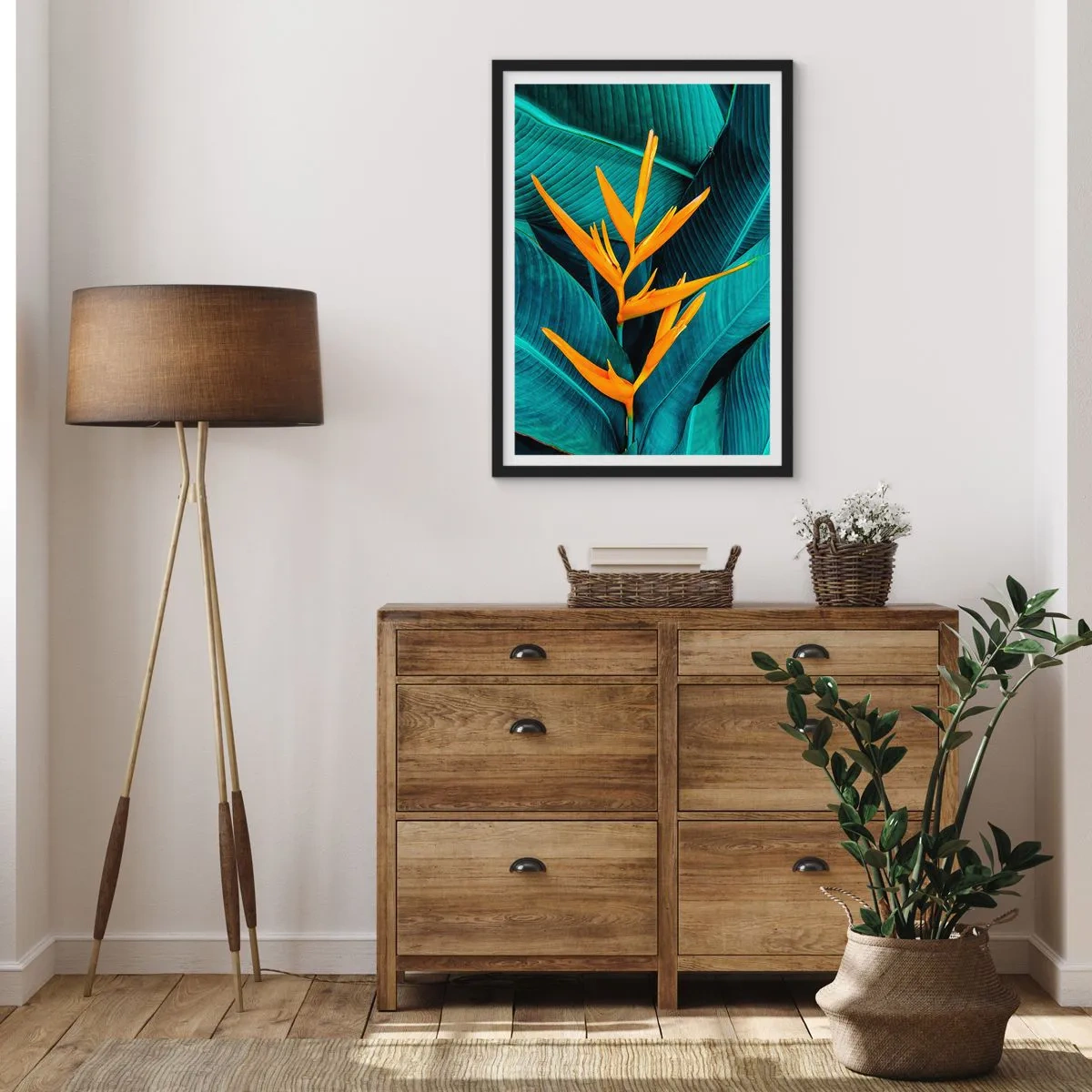Poster in einem schwarzem Rahmen - Eine exotische Blume vor einem Hintergrund aus grünen tropischen Blättern. - 50x70cm - Eden-Blume - Moderne Wanddekoration für Wohnzimmer und Schlafzimmer ARTTOR