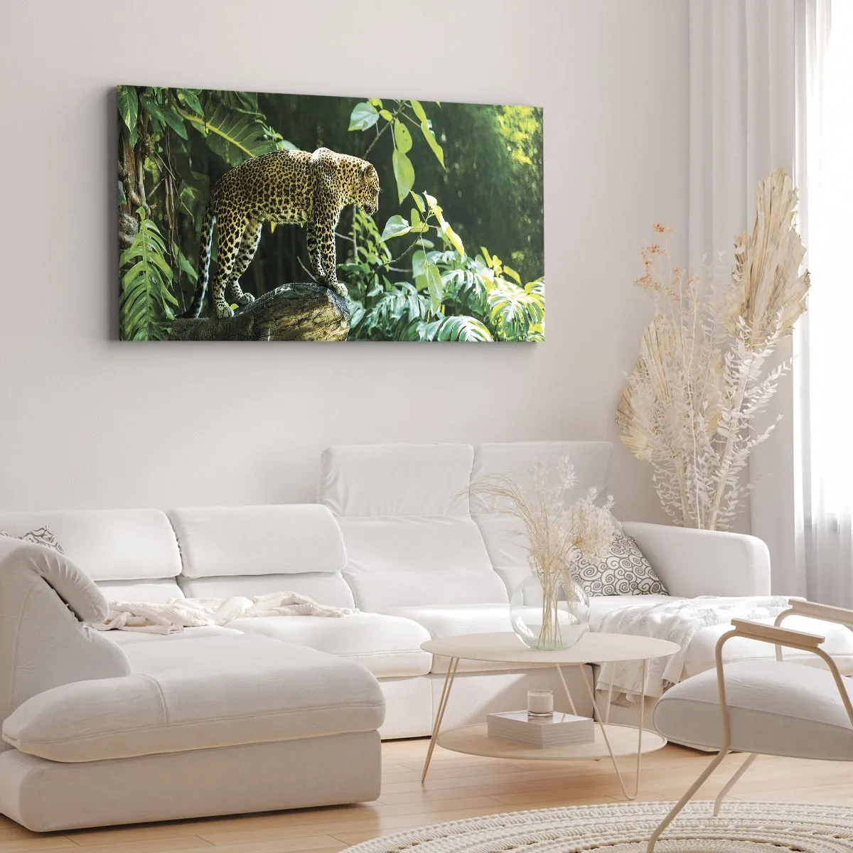 Bild auf Leinwand - Leinwandbild - Ein Leopard steht auf einem Felsen, umgeben von tropischer Vegetation - 120x50cm - Auf die Jagd? - Moderne Wanddekoration für Wohnzimmer und Schlafzimmer ARTTOR