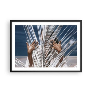 Poster in einem schwarzem Rahmen - Eine Frau, versteckt hinter Palmblättern, mit Ringen an den Händen. - 70x50cm - Das Mädchen des Schamanen? - Moderne Wanddekoration für Wohnzimmer und Schlafzimmer ARTTOR